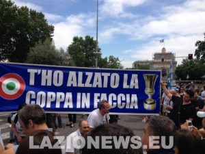 funerale-roma-alzato-coppa-in-faccia