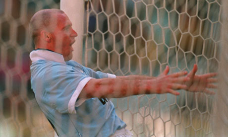 Paul-Gascoigne-celebrates-008